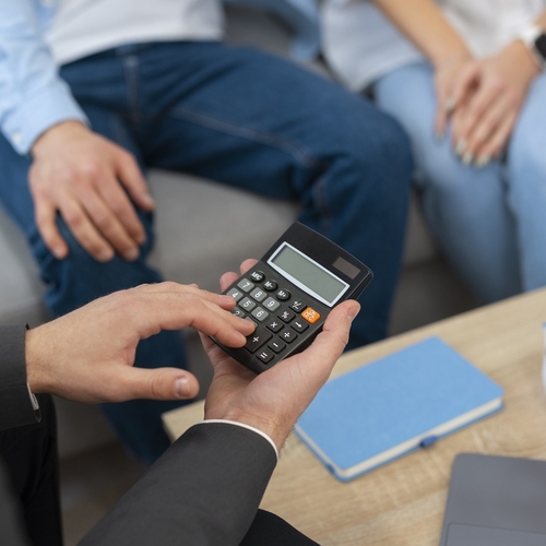 Okładka artykułu: Co wybrać: pożyczkę czy kredyt gotówkowy? Praktyczny przewodnik