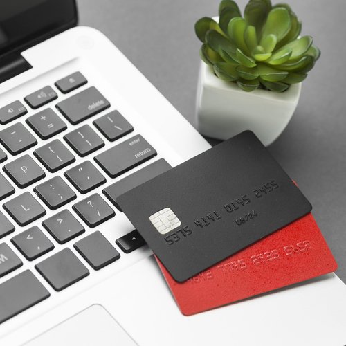 Okładka artykułu: Karta kredytowa bez tajemnic. Jak z niej korzystać, żeby nie przepłacać?