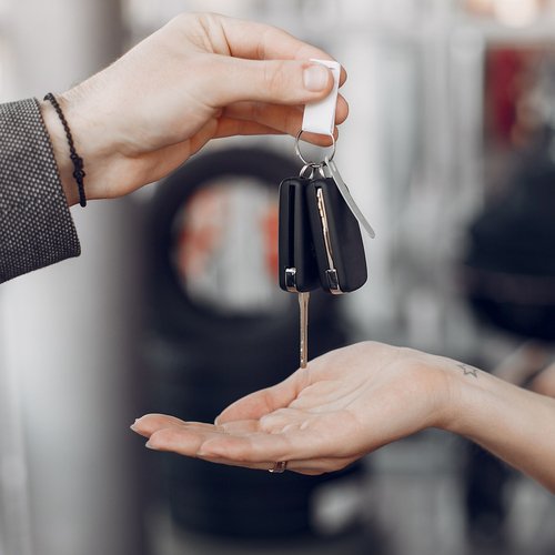 Okładka artykułu: Co wybrać: leasing czy kredyt firmowy? Przewodnik dla przedsiębiorców