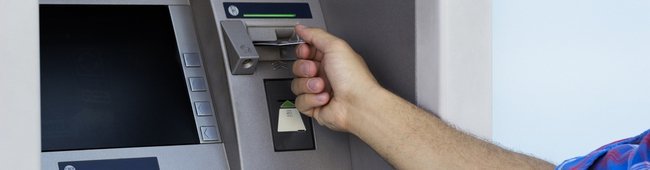 Czy kartą kredytową można wypłacić pieniądze z bankomatu?